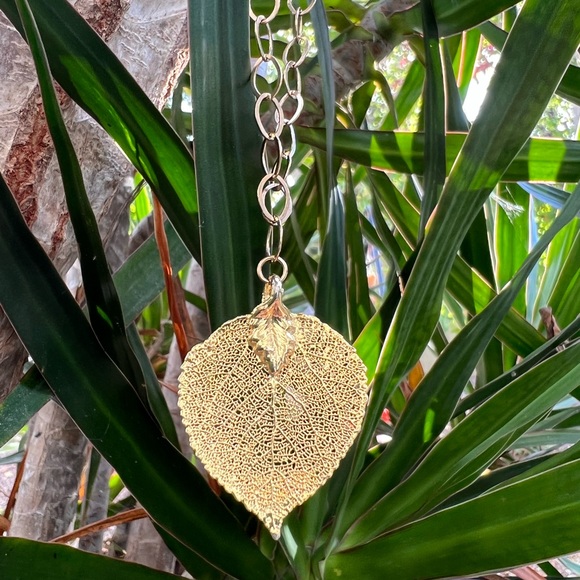 Beautiful Gold Leaf Chain Necklace - Picture 2 of 4